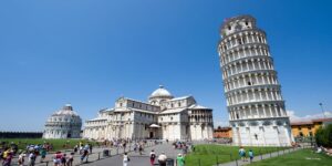 تاوەری مەیل لە پیزا(LEANING TOWER OF PISA) له‌ ئیتالیا