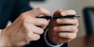 نموونە باوەکانی زمانی جەستە و لێکدانەوەکانیان، یاریکردن بە شتەکان (قەڵەم، تەلەفۆن، ئەڵقە)