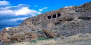 له سەرسوڕهێنەرترین شوێنە مێژووییەکانی کوردستانی ئێران، دەخمەی بەردینی فەقرەقا(مەهاباد)